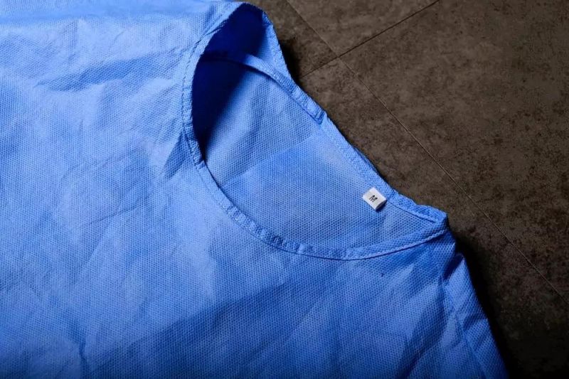 Disposable Medical Isolation Gown Reverse Gown Type Isolation Gown SMS Non-Woven Fabric 45g AAMI Bp70 Level 2