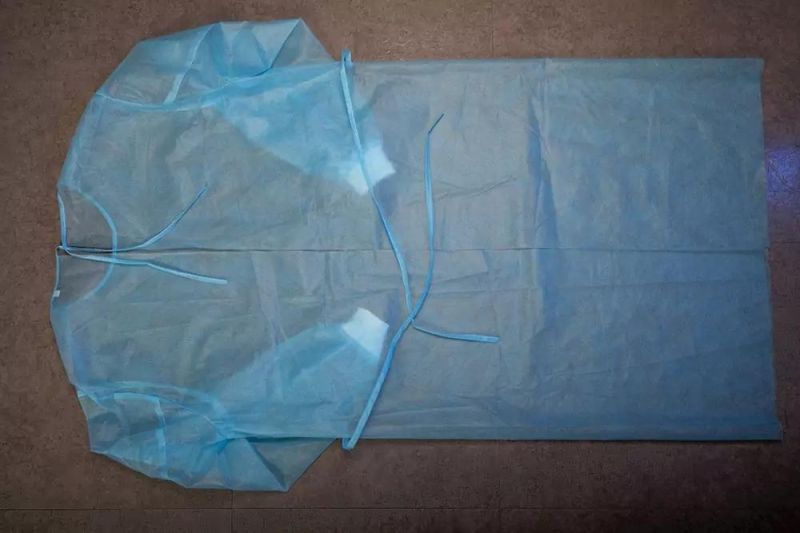 Disposable Medical Isolation Gown Low Price Blue PP Non-Woven Fabric 35g