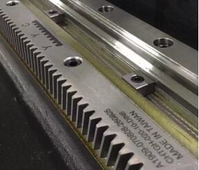 China Manufactured Fiber Laser CNC Cutting Machine (6025 8000W)
