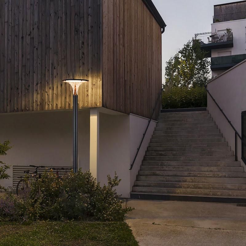 Outdoor Garden Lawn Decorative LED Solar Post Light with Pole