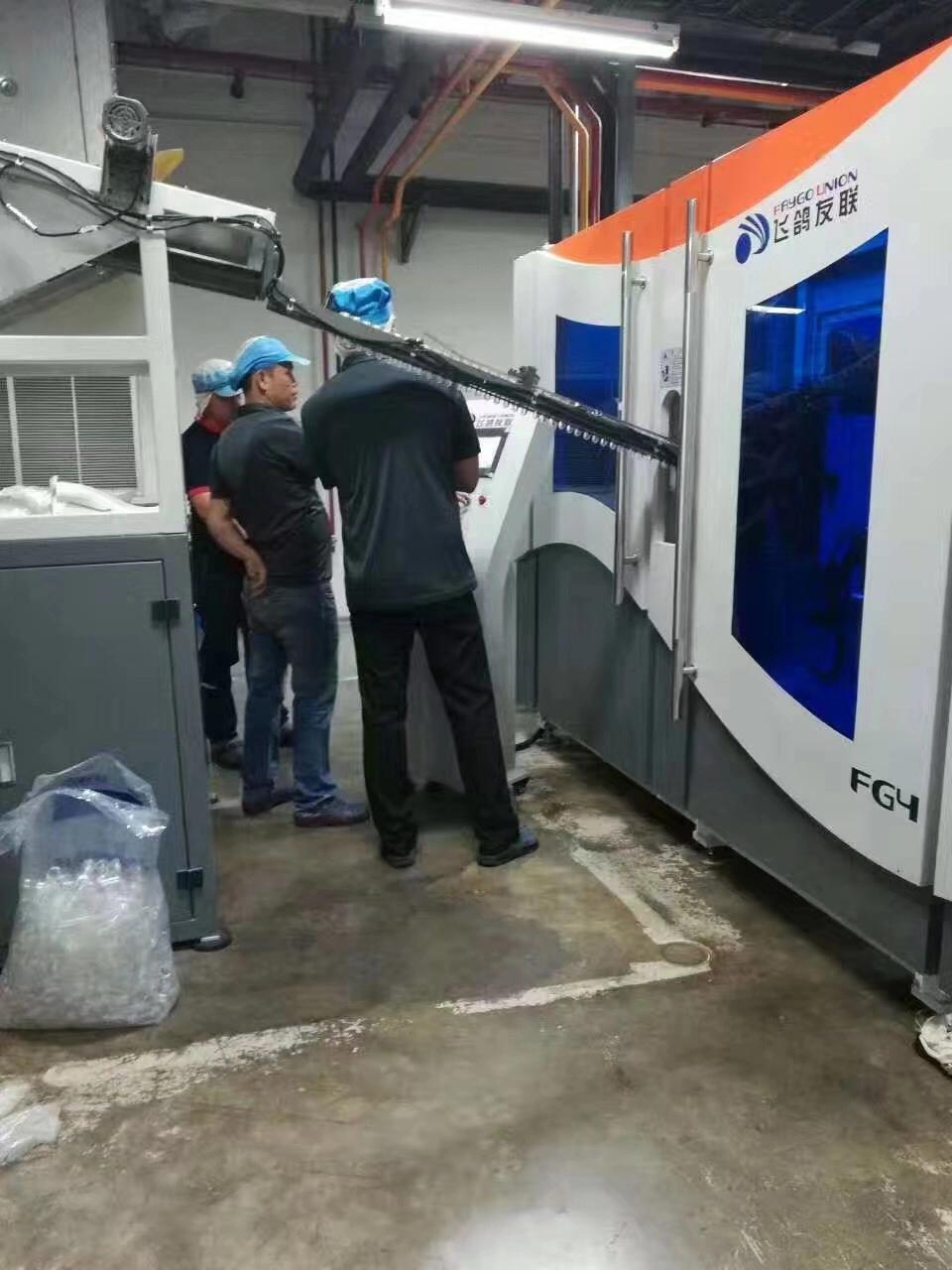 Pet Preform Strech Blow Molding Machine for 200ml-2L Bottles
