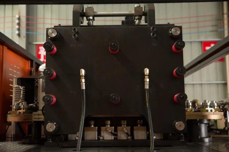 Q6000 Bottle Blowing Machine with High Speed Made in China
