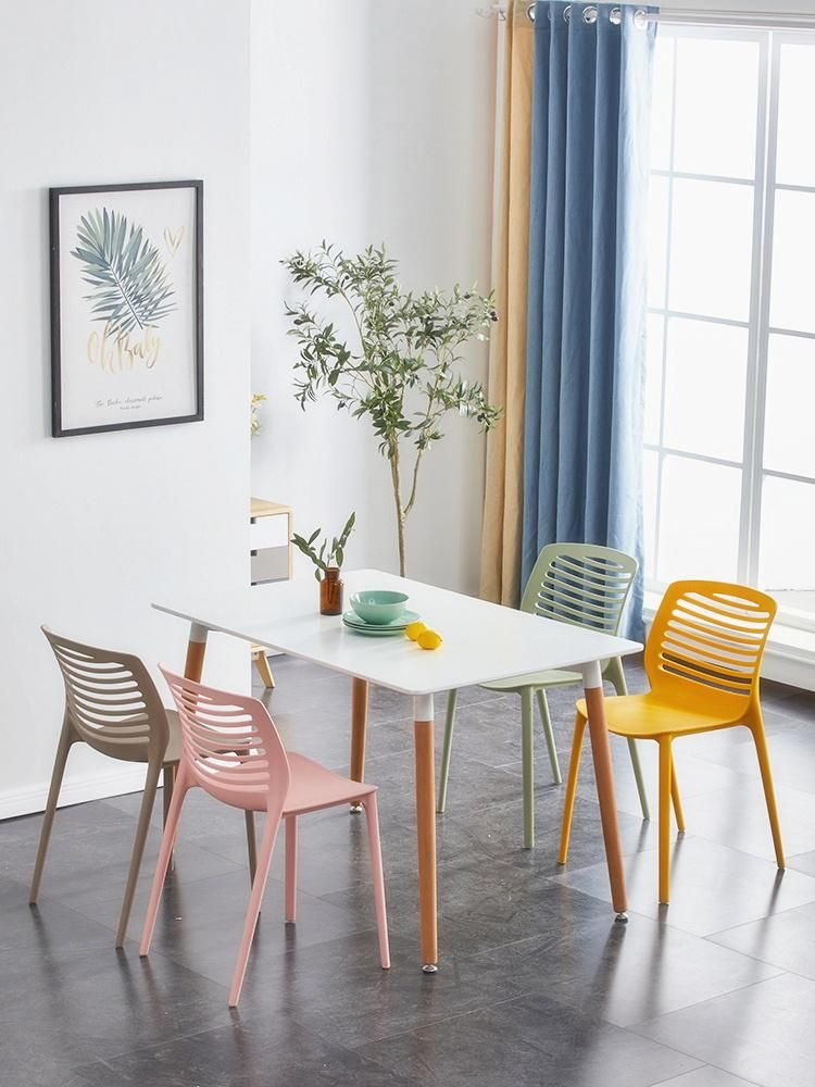 Comfy Kitchen Chair Polyethylene Retro Side Chair Black Dining Chair Set of 4 for Dining Room Table